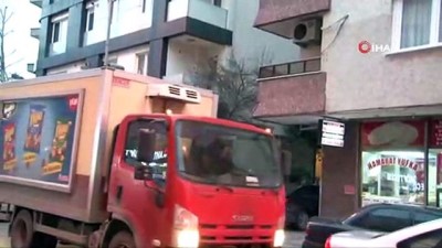  İranlı bir kişi bir binanın merdivenlerinde ölü bulundu