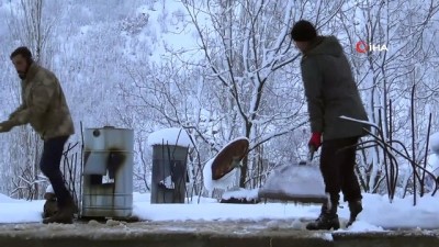  Kar kalınlığının 2 metreye ulaştığı ilçede hayat durma noktasına geldi 