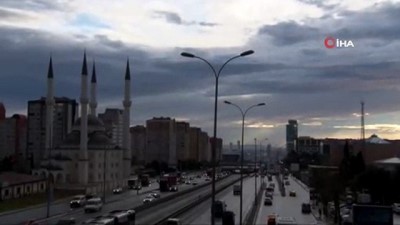  Kara bulutlar gündüzü geceye çevirdi 