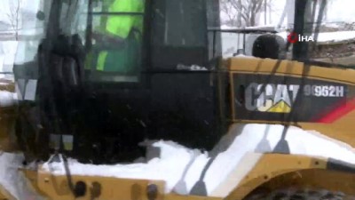  Karda kapanan yolları açma çalışmaları aralıksız devam ediyor 