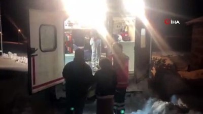 paletli ambulans -  Karda mahsur kalan anne ve 2 günlük bebeği 3,5 saatlik çalışma ile kurtarıldı  Videosu