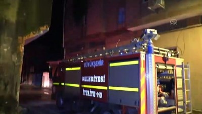 Mumdan çıkan yangında ev sahibi dumandan etkilendi 