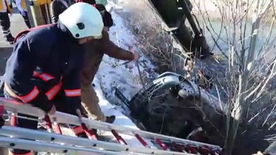Otomobil çaya devrildi: 3 yaralı - MALATYA