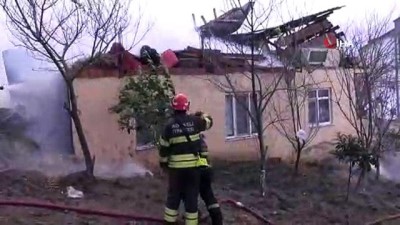  Rüzgarda kayan çatı bacayı yıkınca yangın çıktı 