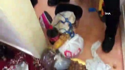 polis -  Torbacı çift 9 yaşındaki çocuklarına pencereden uyuşturucu attırdı, polis uyuşturucuları yerden pamuklu çubuk ile topladı  Videosu