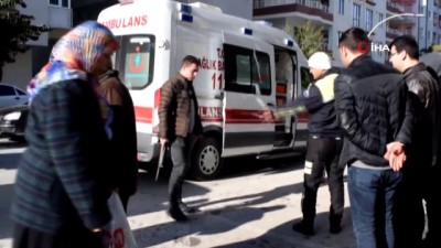 polis -  Trafikte araçların arasında kalan kağıt genç yaralandı  Videosu