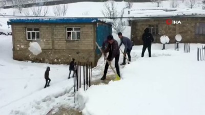  Yoğun kar yağışı nedeniyle futbol sahası çöktü 
