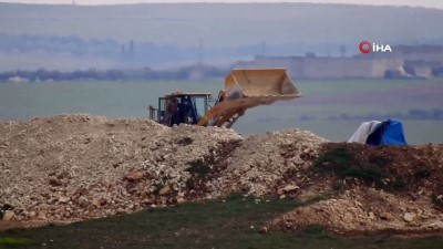 uttu - YPG’li Teröristler Hendek Kazarken Görüntülendi- İş Makineleri İle Hendek Mesaisi  Videosu