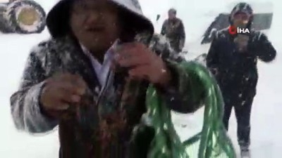  Çaldıran’da kar kalınlığının 1,5 metreyi bulduğu ilçede onlarca araç yolda mahsur kaldı 