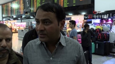  Camı çatlayan uçağın yolcuları mahsur kaldı 