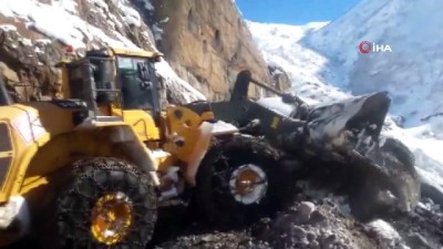  Dev kayalar köy yoluna düştü 