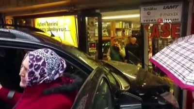  Fren yerine gaza bastı...Önce yayalara çarptı, sonra dükkana daldı