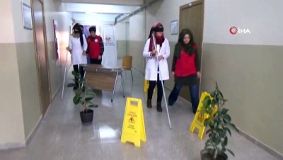  Gençler görme engellileri anlamak için empati kurdular