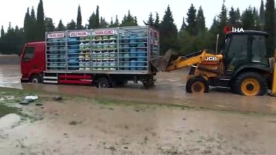  İzmir’de aşırı yağıştan yol kapandı 