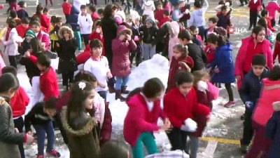  Kar yağmayınca okula kar taşıdılar