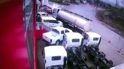 akaryakit tankeri - Kaza anı güvenlik kamerasınca kaydedildi - KOCAELİ  Videosu