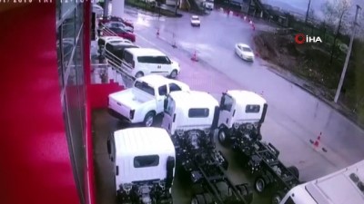 akaryakit tankeri -  Kontrolden çıkan tanker oto galeri önündeki araçların arasına böyle daldı Videosu