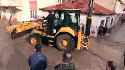 Manisa'da sağanak su baskınlarına neden oldu