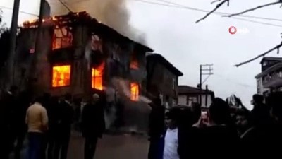 polis -  Tarihi ev alev alev yandı Videosu