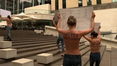  | Avustralyalı kadınlardan Suudi Rahaf'a üstsüz destek gösterisi 