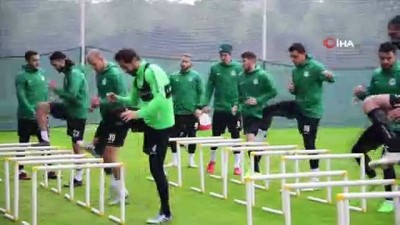 Atiker Konyaspor yağmur altında çalıştı 