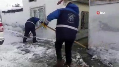 yardim cagrisi -  Engelli vatandaşın evinin önündeki kar ve buz birikintisini belediye ekipleri temizledi  Videosu