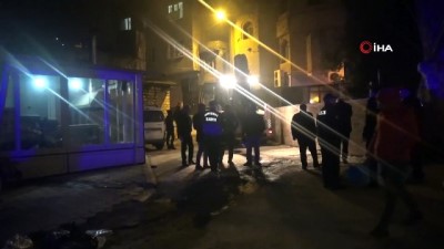  Eski bir binanın balkonu çöktü: 2 yaralı 