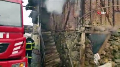  İtfaiye ekipleri yangında tavukları kurtardı 