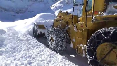  Karabet Geçidi'nde karla mücadele çalışmaları sürüyor 
