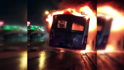 polis -  Küçükçekmece’de park halindeki halk otobüsü alev alev yandı Videosu