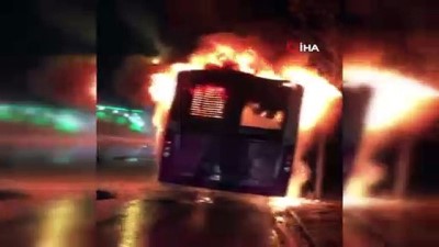 polis - Küçükçekmece’de park halindeki halk otobüsü alev alev yandı Videosu