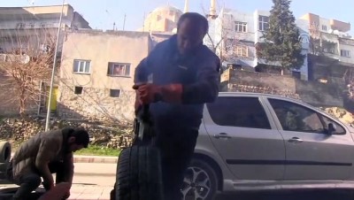 lastik tamircisi - Otomobil lastiklerinden kedilere yuva yaptı - SİİRT  Videosu