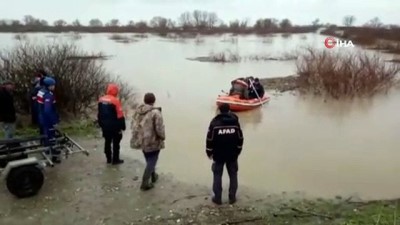  Sel suları dereleri taşırdı, koyunlarıyla mahsur kalan çoban botla kurtarıldı...Sel sularında can pazarı kamerada 