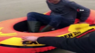  Sel suları köprüyü aştı, su ile dolan caddelerde şişme botla keyif yaptılar