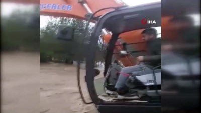  Sel sularında mahsur kalan köpek böyle kurtarıldı 