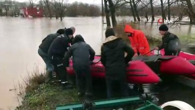  Sular altında kalan binadaki 4 köpek İtfaiye tarafından kurtarıldı