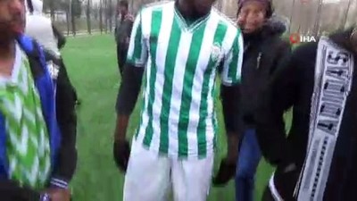 iktisat -  Afrika'dan Bursa'ya okumaya gelen gençlerin halı saha maçı ilgiyle izlendi  Videosu