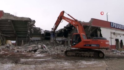 Elazığ'da stadın yıkımı başladı 