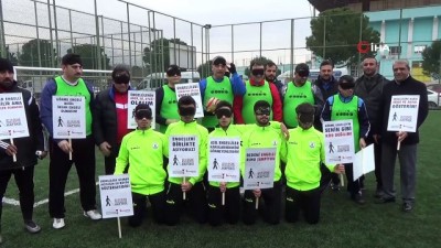 Gözlerini bağlayıp görme engellilerle maç yaptılar 