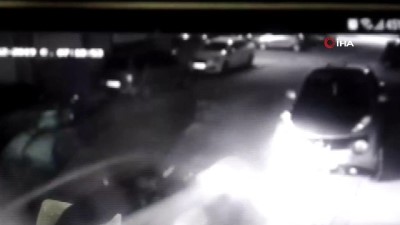 polis -  Park halindeki otomobile çarpıp böyle kaçtı  Videosu