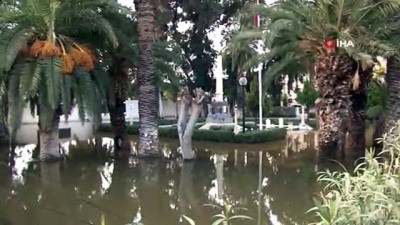  Sular altında kalan şehitlikte temizlik çalışmaları devam ediyor 