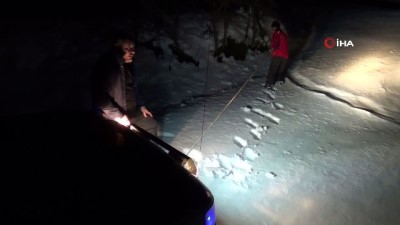 arazi araci -  Yaban hayvanları için dağlara ekmek bıraktı  Videosu