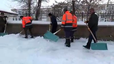 Ahlat'ta kar temizleme çalışmaları sürüyor - BİTLİS 