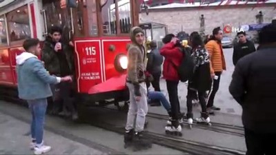 tehlikeli oyun -  Patenli gençlerin tehlikeli tramvay yolculuğu kamerada  Videosu