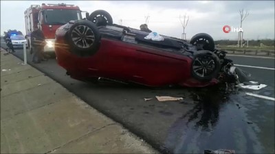  Refüje çarpan otomobil takla attı: 2 yaralı 