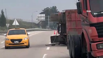  Tır dorsesi otobana devrildi, faciadan dönüldü 