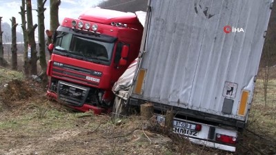 kaygan zemin -  Yabancı plakalı tır yoldan çıkarak ikiye katlandı  Videosu