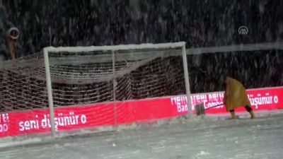 dera - Bolu Atatürk Stadı'nın zemini karla kaplandı - Hakemler ve federasyon yetkililerinin incelemesi - BOLU Videosu
