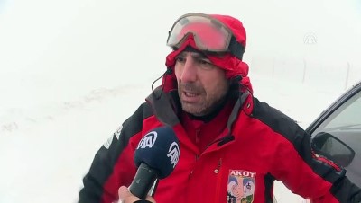 Kar altında mahsur kalan köpekleri AKUT kurtardı - ANKARA