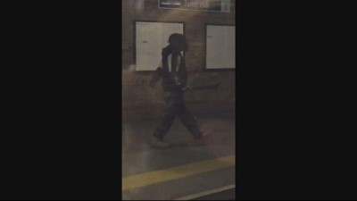 uttu - Video | Metroda elinde pala ile dolaşan şüpheli panik yarattı Videosu